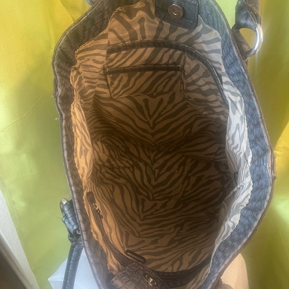 Gray Guess bag - Diamond plate in front - Picture 7 of 8